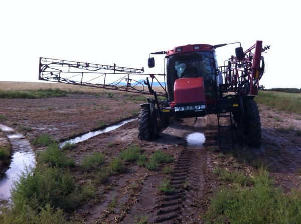 JTJonesfarms's tweet image. Not sure why he drove in there? #harvest14 #spray14 #grainfarmproblems