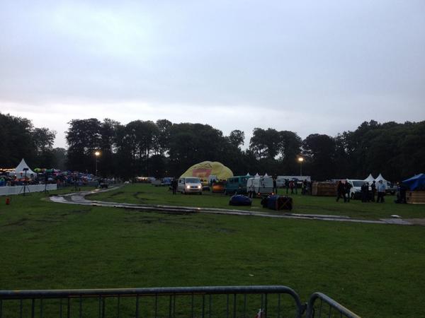 Ballonevent's tweet photo. De eerste ballon wordt opgeblazen!! #weerbf http://t.co/LY3jj8LgTk