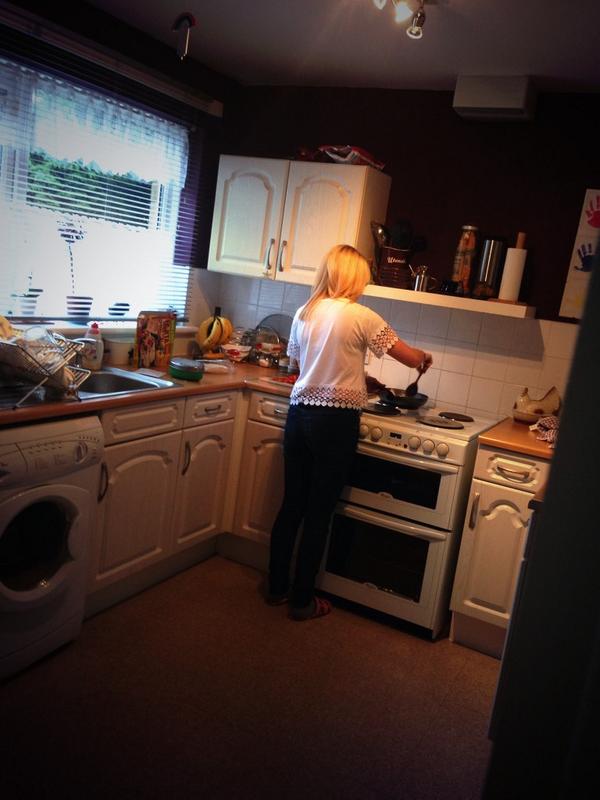 nathanball's tweet photo. Sat watching Everton v Chelsea while the wench is cooking tea! #owwyeah http://t.co/DyqyCly573
