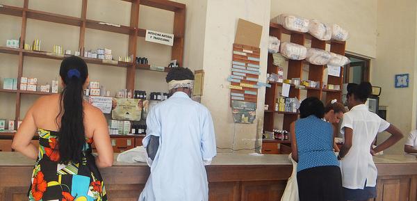 ''Una farmacia de las mejores surtidas que he visto en Cuba'' BwTix2cIcAAmFT2