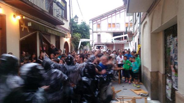 Jendea oldartu zaie #AldeHemendik oihukatuz ta alde egin dute!
#Ospa14
#AldeHemendik