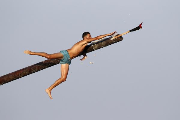 TIME's tweet photo. Learn the story behind the 23 most surprising photos of August (Darrin Zammit Lupi—Reuters) http://t.co/J6IhqH7Cbi http://t.co/45Y9WcNJ8R
