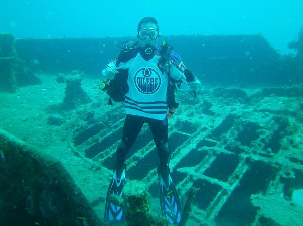 EdmontonOilers's tweet image. Diving in #Oilers gear Jamaican you crazy? Then vote Stewart for @FlyEIA #OilCountryAbroad &amp;gt; ow.ly/AKKIg |