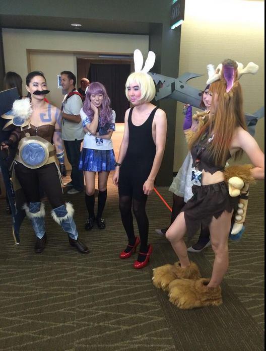 BoxBox Christmas Riven Cosplay : r/leagueoflegends