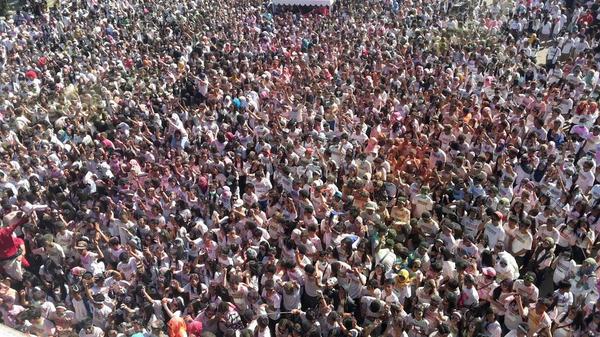 Человек из цифр. Много людей. Голубой человек. Человек радостный. Мы такого количества людей в.