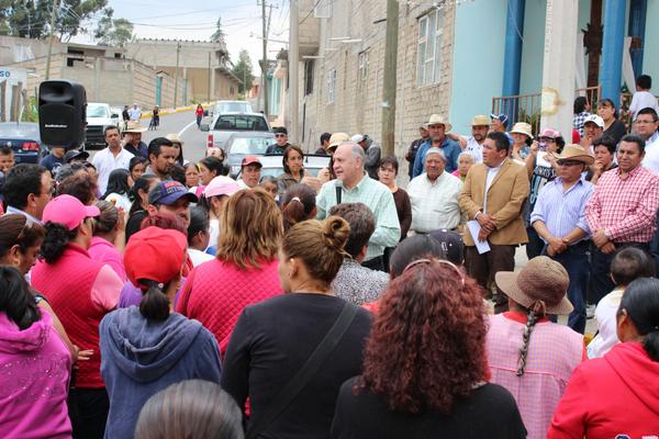 AlbertoCuri's tweet photo. Gracias a mis amigas y amigos de Cacalomacán por contribuir a concretar la pavimentación de la Calzada del Nevado. http://t.co/txlFRMU2BB