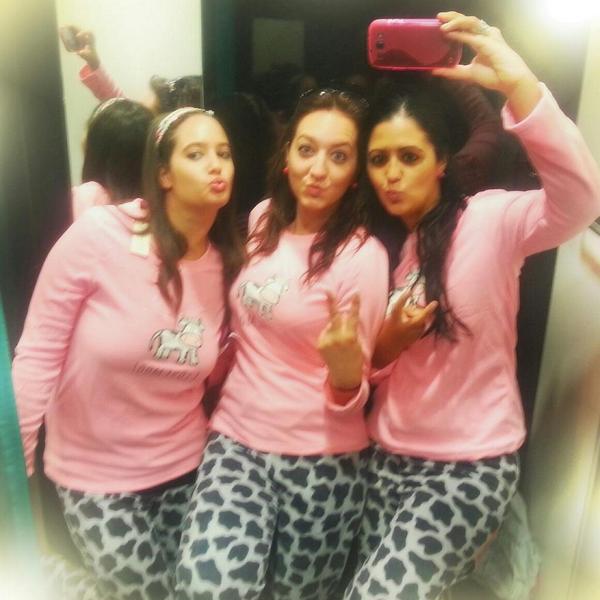 crissevillana's tweet photo. A esto nos hemos dedicao hoy!! @brmonica91  @mymi22  #primak #maleterolleno #muchascompras ya no voy mas!! K ruinaaa http://t.co/NHCzan9cXe