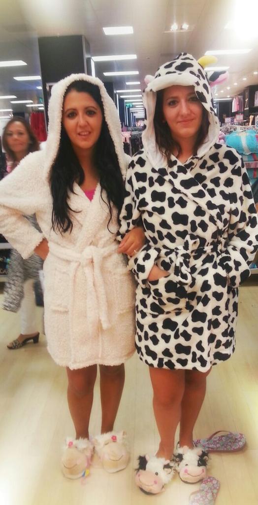 crissevillana's tweet photo. A esto nos hemos dedicao hoy!! @brmonica91  @mymi22  #primak #maleterolleno #muchascompras ya no voy mas!! K ruinaaa http://t.co/NHCzan9cXe