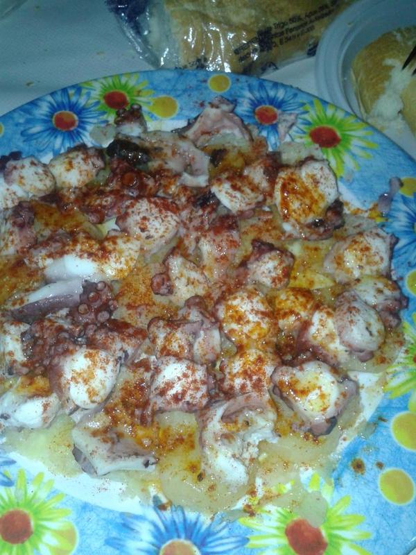 maria130205's tweet photo. umm cenita con la familia!!#pulpo #sepia #buena compañia @javipatanxa http://t.co/zx4sNOzUes