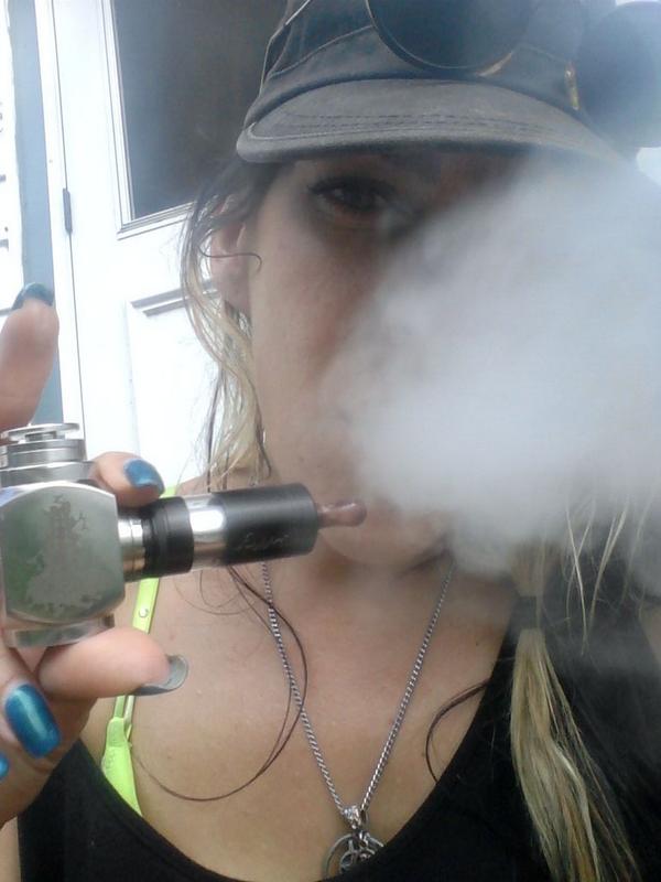 ViXxVonVicious's tweet photo. Hell Yeah!  #vapingchicks #vapelife #hammermod http://t.co/zBD80PXXio