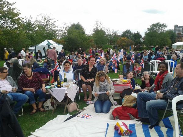 IrishRosh's tweet photo. Having a great time #AylesburyProms   great night fantastic music friends thank you @aylesburytc  for great event http://t.co/duF274GYw9