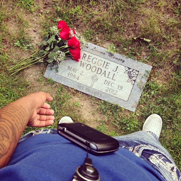 NephewOfABoss's tweet photo. Took my mans some Roses 🌹 today #RipRegg😍🙌👼🙏 http://t.co/9roKryJNTb