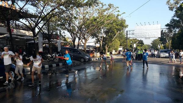 KENDARIColorRun's tweet photo. Holi water.. #KENDARIColorRun http://t.co/O8ckM9wuMb