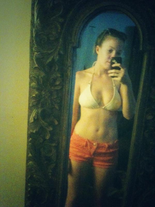 kayceee420's tweet photo. Gotttttta 6 pack #ofbeer #jk #ihavean18box http://t.co/jDtTeyFqaa