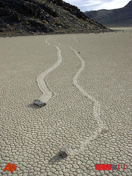 美 죽음의 계곡 '저절로 움직이는 돌’ 비밀 풀려 me2.do/x4QJhc9U 신기하게도 이 돌들은 분당 약 4.6m 속도로 매우 천천히 움직인다고 합니다.