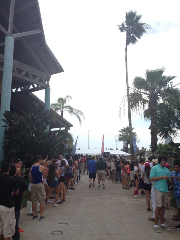 Thousands of people in line doors now open till 2am. Join us! #ISLA2014