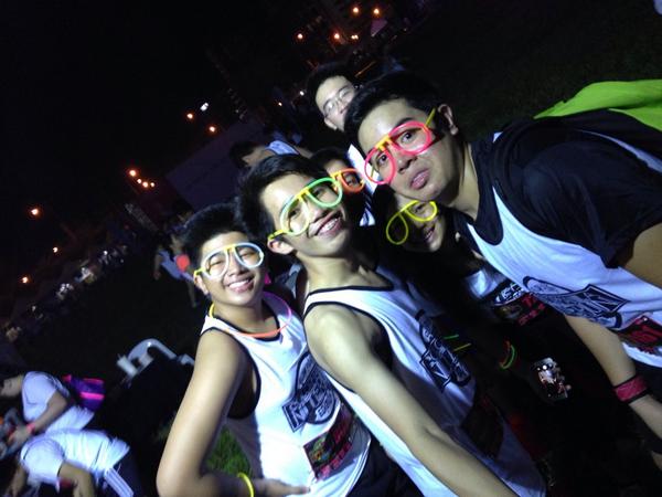 TobyAyuyao's tweet photo. Had fun with these peeps last night!! #ColorManilaNiteRun #ComeRunParty @avaflorr @Lomilomlom @bkrs818 @_ninabanana http://t.co/xQvBC0LRQi