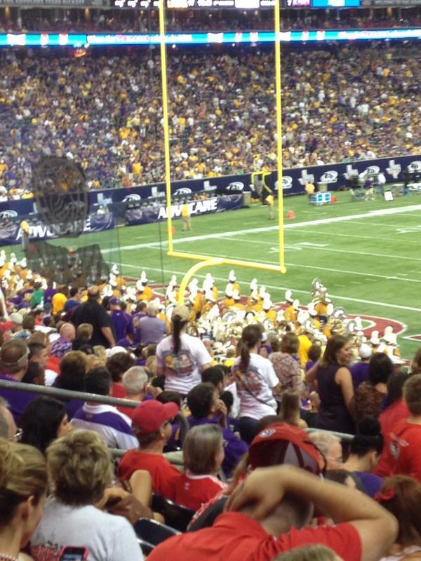 vsnake04's tweet photo. @UWMadison  kinda embarrassing that only LSU's band shows up... #logisticalstrugglesamiright http://t.co/pv29BX2uhn