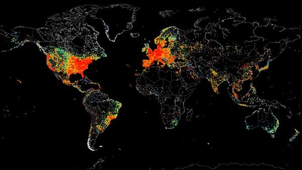 ActualidadRT's tweet photo. Retrato de la Web: mapamundi de todas las conexiones a #Internet http://t.co/NT2kbTHf9Y http://t.co/IIGsV0rTWG