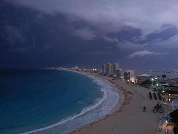 PatoCafaro's tweet photo. Tormenta en Cancun!!! Desde mi Celu!! Nada mal!!!! http://t.co/H5dOkhFhWm