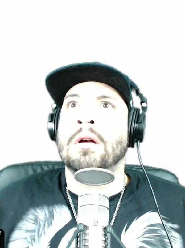 snopr0's tweet image. @iJukeBox360 @Mrs_JukeBox360 i think he saw the light while livestreaming #GreenScreenProblems