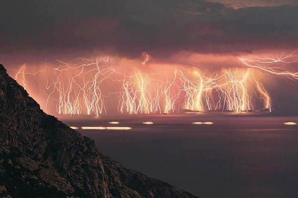 Science_Zone's tweet photo. 70 lightning bolts at Ikaria island. http://t.co/2LpzgBLkqy