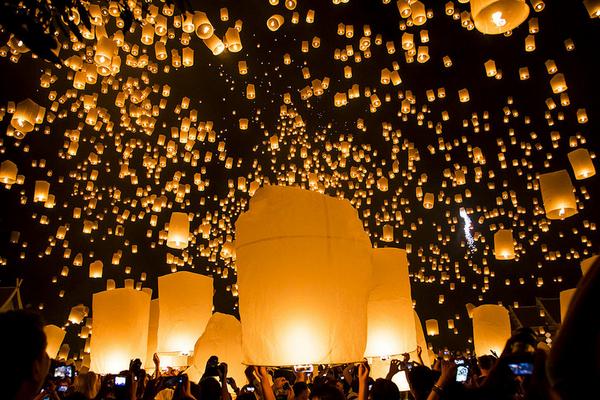 CrazyMatsuri's tweet photo. 【コムローイ祭り】 （タイ）

コムロ―イという���ンタンを空に放ち、仏陀に感謝の気持ちを捧げるというもの。
この灯りが視界から消える時には、苦難が一緒に舞い上がり消えてしまうと信じられています。 https://t.co/hbF632vTdE