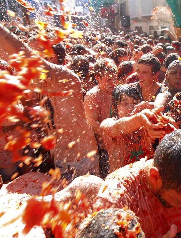 PopClogs's tweet photo. Annual Tomatina Festival in Spain! Add it to your bucket list on http://t.co/hOTiWDBt1y #bucketlist #tomatina2014 http://t.co/rdtb2JMa7J