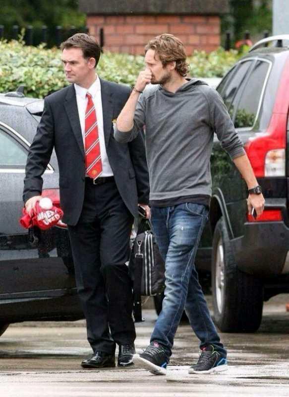 coolnotesix's tweet photo. Setelah menjalani tes medis, Daley Blind tinggal menandatangani kontrak sebelum diperkenalkan sebagai pemain United. http://t.co/kcw7WbSWlJ