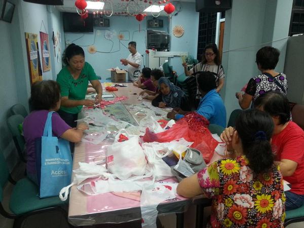 eunoszone3's tweet photo. #SG50 Flowers workshop today conducted by Eunos CC WEC members at our RC Centre. Come every Sun, 10am-12nn to join us http://t.co/gvFKoweCGT