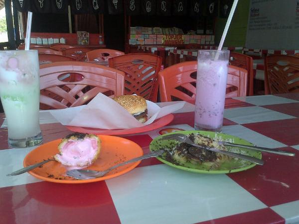 kiki_fajriahR's tweet photo. Makan siang ditopjer @TopJer_Es nyummi http://t.co/M6eupIzZhw