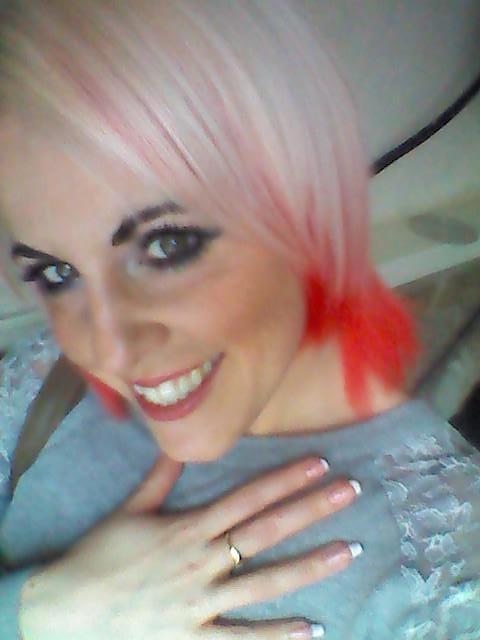 smilesbetter23's tweet photo. New hair...felt like getting a bit of colour back in my life :) #crazycolour http://t.co/cV5jlK3oNd