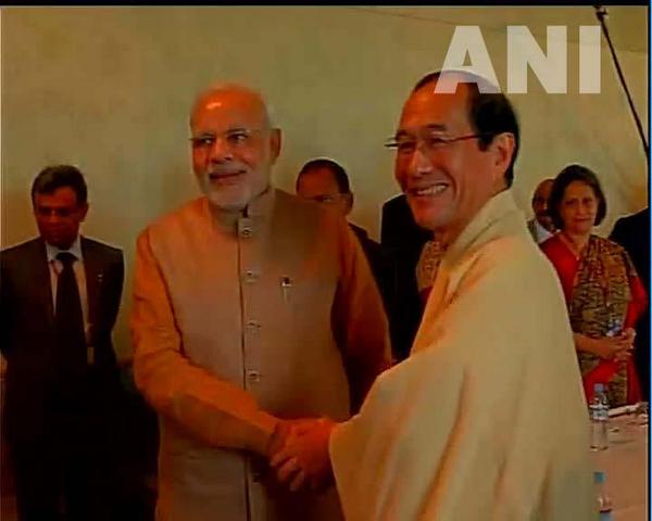 News18Rajasthan's tweet photo. Kyoto (Japan): PM @narendramodi meets Kyoto Mayor Daisaku Kadokawa http://t.co/kIjI9L90j5