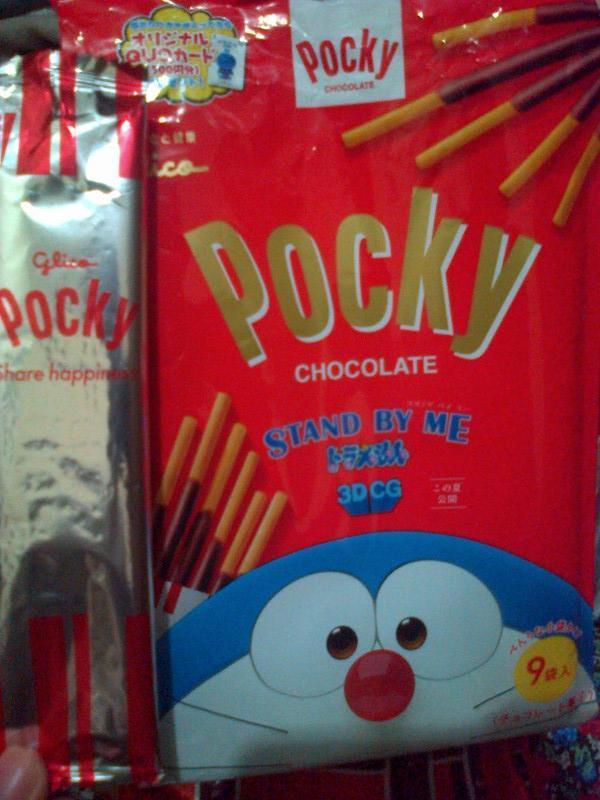 Pocky coklat edisi doraemon 'stand by me', rasa nya lebih coklat bgt..