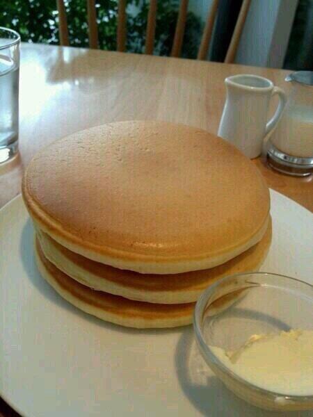 bacon_thom99's tweet photo. @ItsFoodPorn biggest Flat Pancakes I ever see my untire life😋😋😋 WTF http://t.co/sTOCUKrlTf