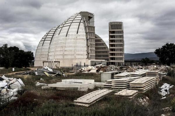 elmundoes's tweet photo. Hoy, en la España del despilfarro: Una burbuja de hormigón de 52 millones en plena Soria http://t.co/Sw7TpqI4QM http://t.co/9VnxvEwAgF