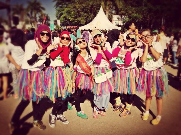 KENDARIColorRun's tweet photo. Waw unik @dyanekayanti: We are De' tutu's for ColorRun @KENDARIColorRun #KENDARIColorRun #UniqueCostume http://t.co/7B14n5Ut2y