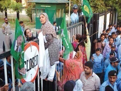 WoShakhs's tweet photo. Dictator #NaziSharif "@alisalmanalvi: June12 pic: #PMLN workers,not goons,enter PresidentHouse.That was democratic! http://t.co/dh8dovOQiy"