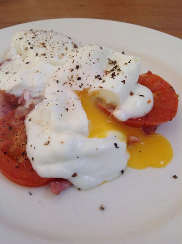 jluckhoff's tweet photo. Poached eggs on bacon tomatoes and Greek yogurt, perfect #LCHF  breakfast @ProfTimNoakes http://t.co/1XNNit1Hv5