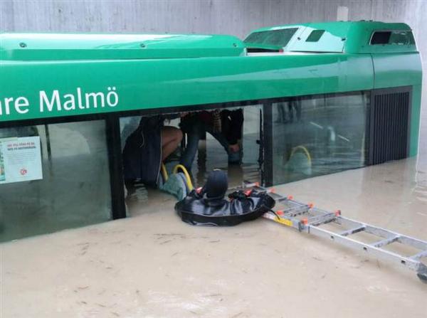 Expressen's tweet photo. JUST NU. Bussar evakueras efter skyfallet i Skåne: "Mycket vatten under viadukterna". http://t.co/O8WiUaLHtv http://t.co/2gvwvmf2Tl