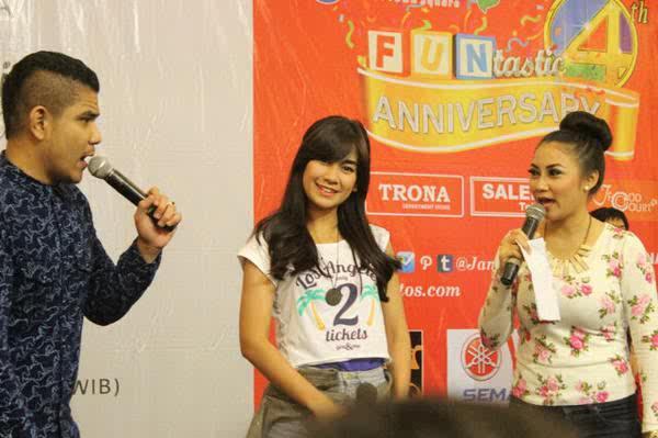 dilla_devi's tweet photo. Meet And Greet Jambi @AnisaRahma_Adi cantikk http://t.co/mxXFxVSSKk