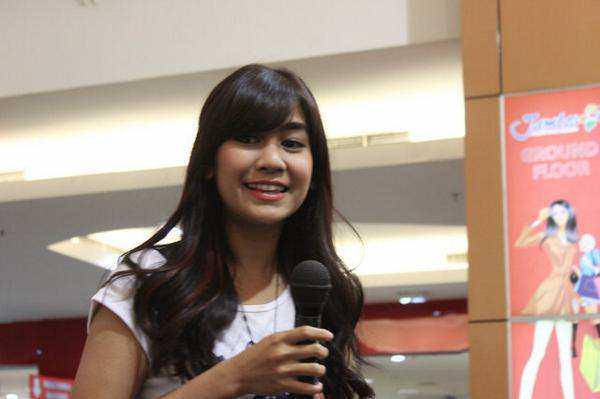 dilla_devi's tweet photo. Senyumanx Teh@AnisaRahma_Adi bikin meleleh:D Meet And Greet Jambi#JamtosFUNT4STIC http://t.co/jXgugLFzrm