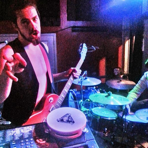 JoesphHitchcock's tweet image. Great #JunkMachine show tonight!

#music #guitar #lightbulbclub #tambourine #gig #nwa #fayettevillearkansas