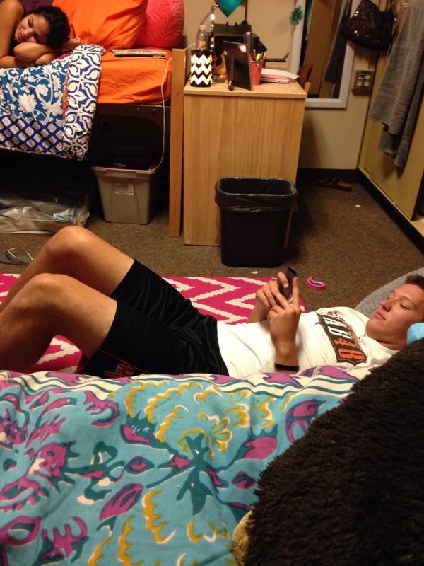 cmorgtweets's tweet image. My first Saturday night of college was spent watching Strange Sex and vine #whenshesayshelikehotcheetos #starbread