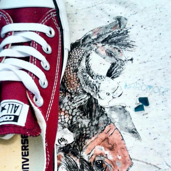 thorn_av's tweet photo. #Outfitoftheday #SundayBest teaming my @naromode Koi Fish tee with some @_RunawayFox and my new beauties @Converse ♥ http://t.co/NLFOWBMhtw