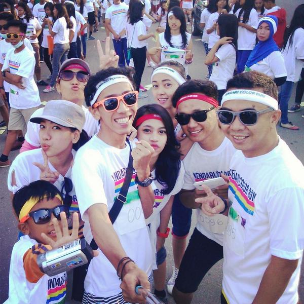 AbyMarmutz's tweet photo. @KENDARIColorRun ini keceriaan kami, ceria kamu mana :P #KendariColorRun #selfiecontest http://t.co/3xo8tVRX9c