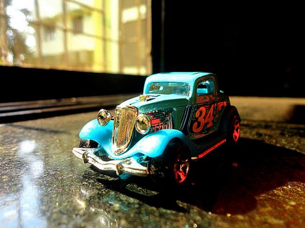 aaronjmachado's tweet photo. The 1934 3-Window #Ford from my solid @Hot_Wheels #Collection #Chrome #CoolBlue #Vintage #CollectorsPride #loveit http://t.co/rwr7tIgyL2