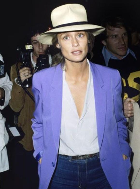 ModaNostalji's tweet photo. Blazer, jeans ve karşınızda Lauren Hutton stili, 1979 http://t.co/fjuLlLL1Ri