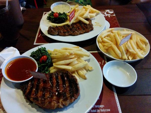 79Stefanus's tweet photo. @Holycow_Radal early dinner...yummy...#TKPBandung http://t.co/MLDgFmAIgJ