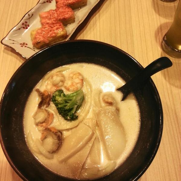 koksuelynn's tweet photo. Manmaru's udon.. was mindblowing. Can't wait to have it for the 2nd round :)) #sanukiudon http://t.co/KEQ0bapLDd